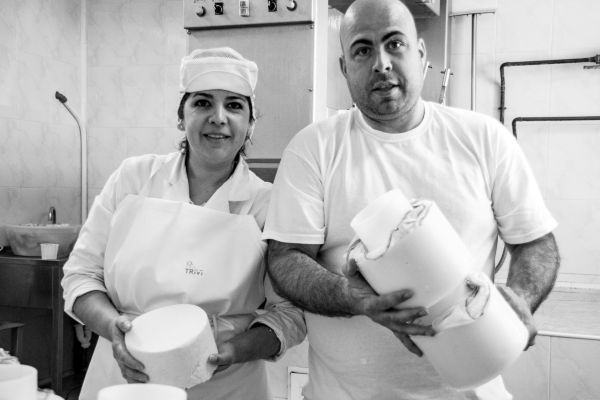 clara y jorge quesería mostelares 600x400